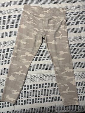 Women Athleta 7/8 Leggings - Light Taupe camo